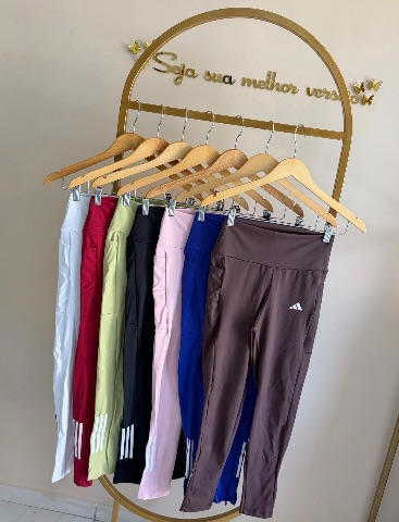Calça adidas com bolso lateral